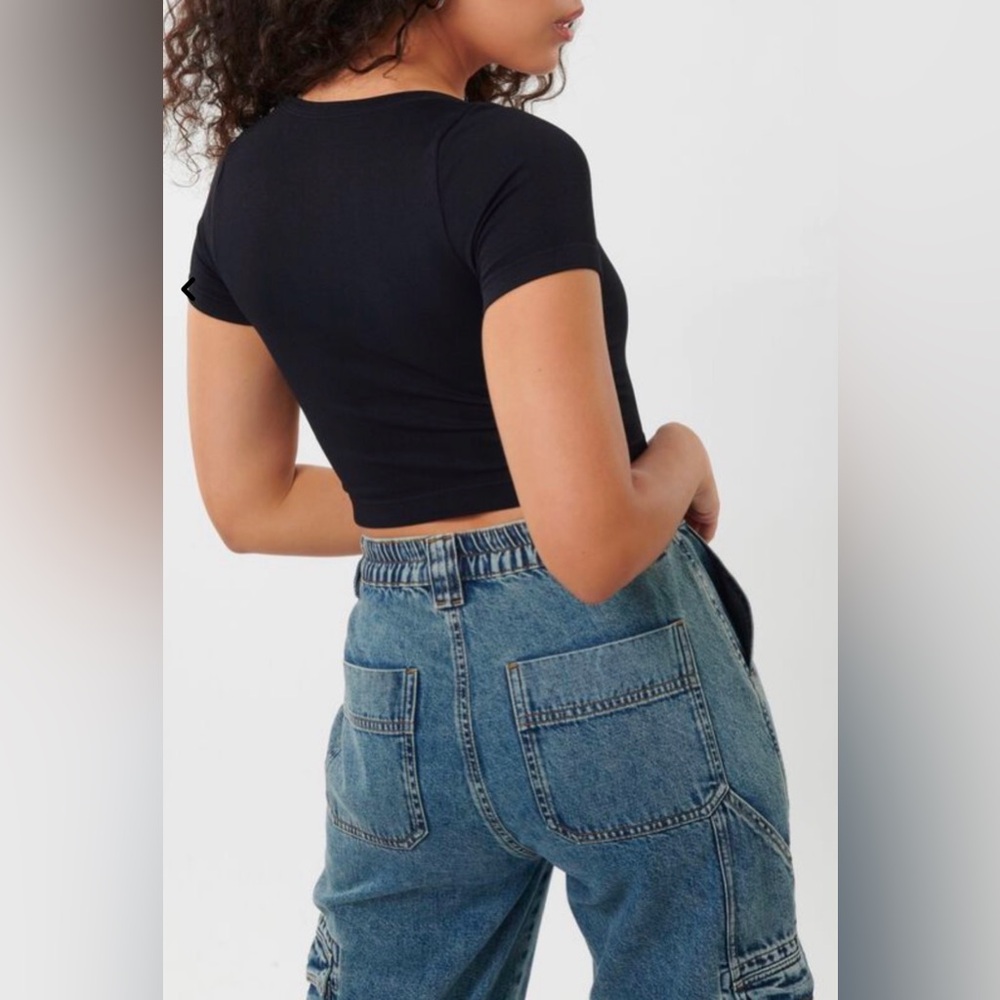 Stretchy Ribbed Crop Tee - Picture 3 of 4